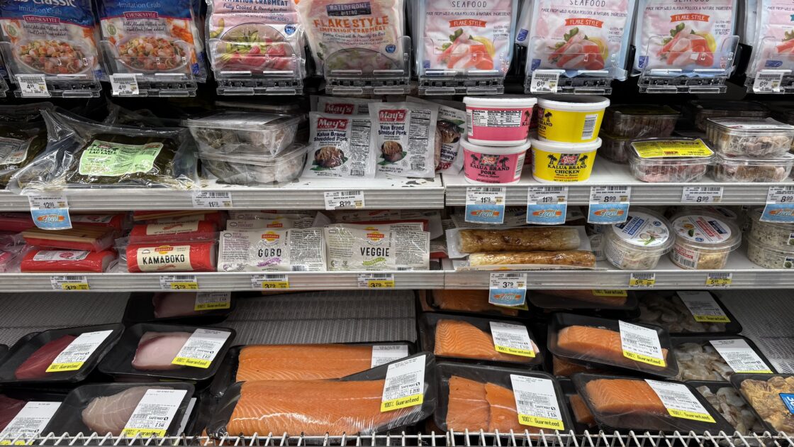 Safewayのローカル惣菜コーナー、カルアポークやかまぼこの陳列