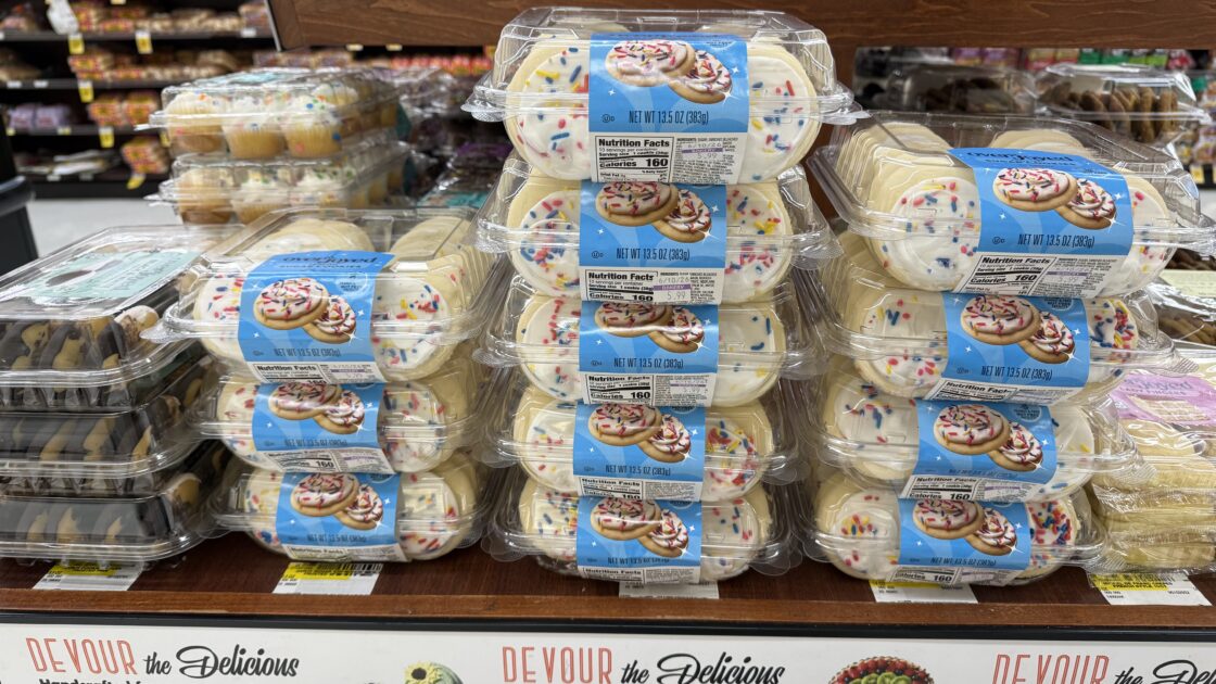 Safewayのベーカリーコーナーに積まれたOverjoyedのシュガークッキー