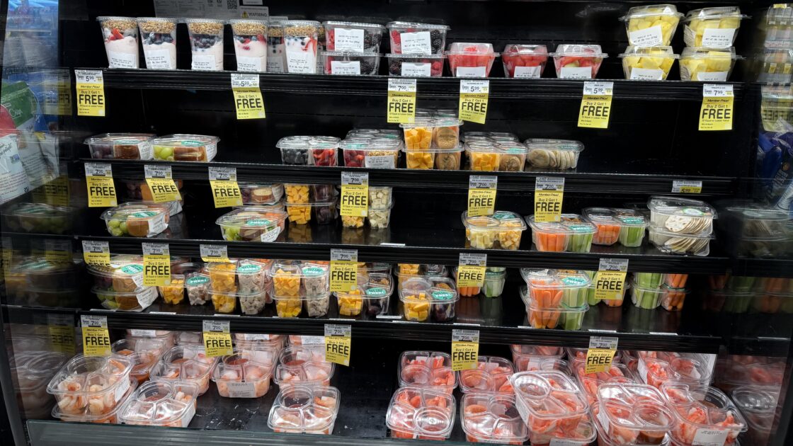 Safewayのグラブ&ゴーコーナー、シュリンプカクテルやチーズ&クラッカーの陳列
