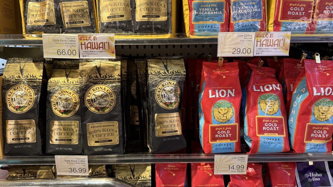 ワイキキABC StoresのRoyal KonaコーヒーとLion Coffeeが並ぶ棚