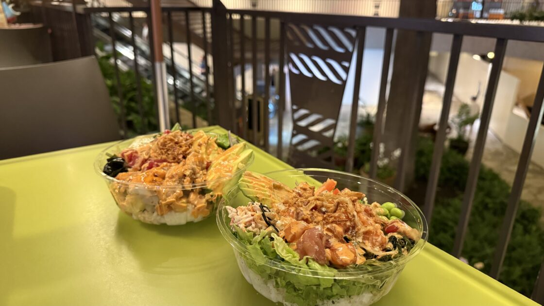 Poke Waikikiで注文した2種類のポキ丼ボウル