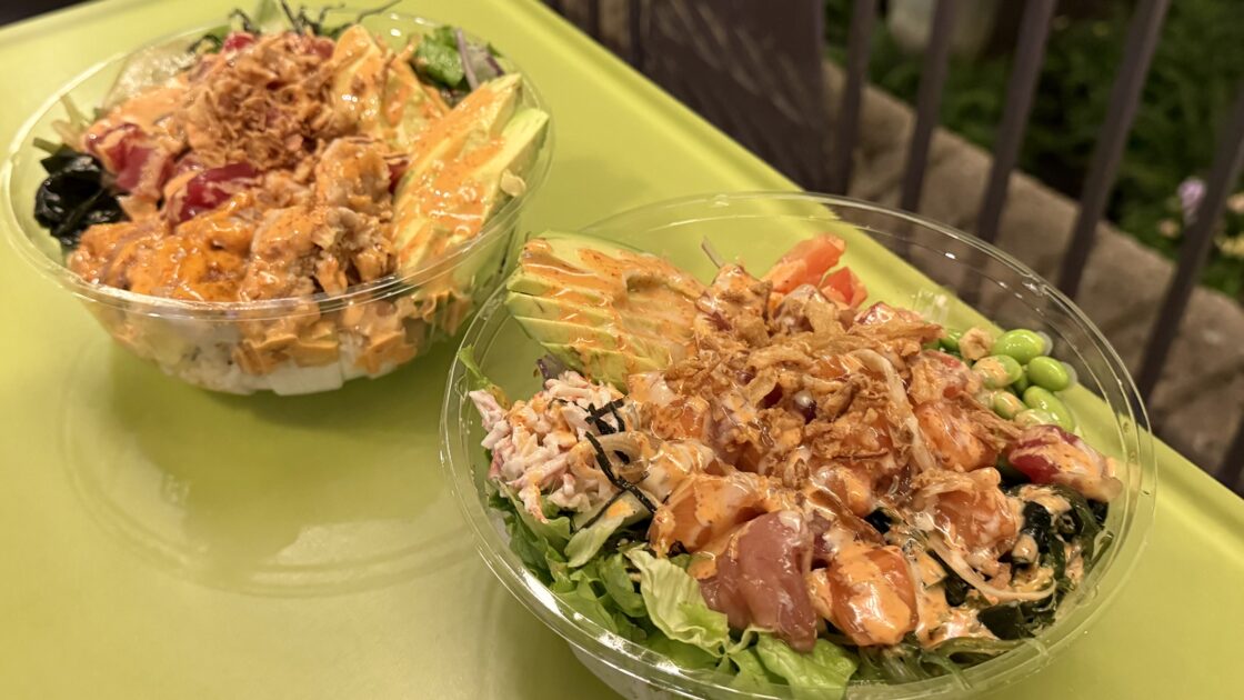 Poke Waikikiで注文した2種類のポキ丼ボウル