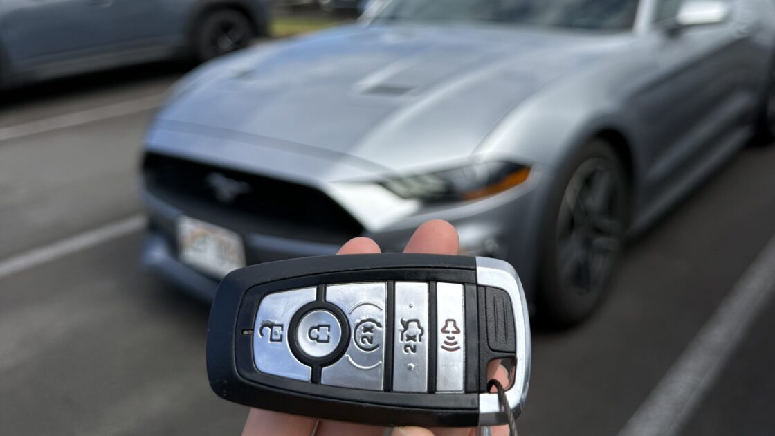 ハワイ島レンタカーのキーとフォード・マスタングの車体