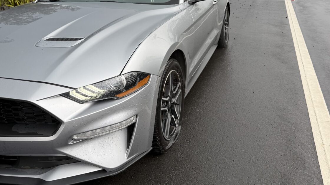 雨に濡れたハワイ島レンタカー（フォード・マスタング）の車体前方とホイール