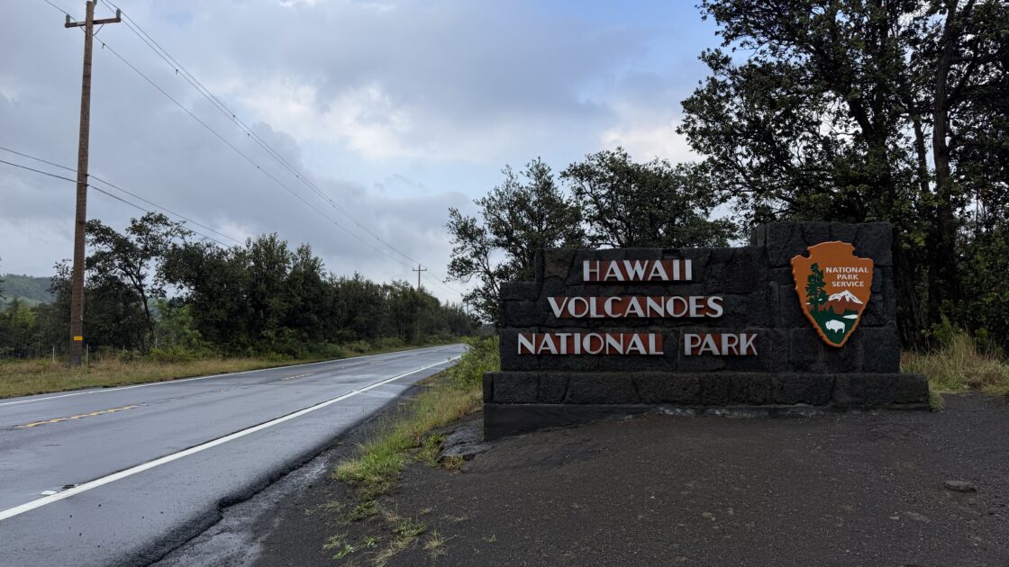 雨のハワイ火山国立公園の入口看板とルート11の道路