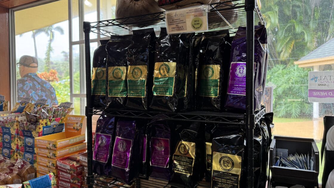 Ali'i Hawaiian Hula Hands Coffeeの豆が並ぶ棚