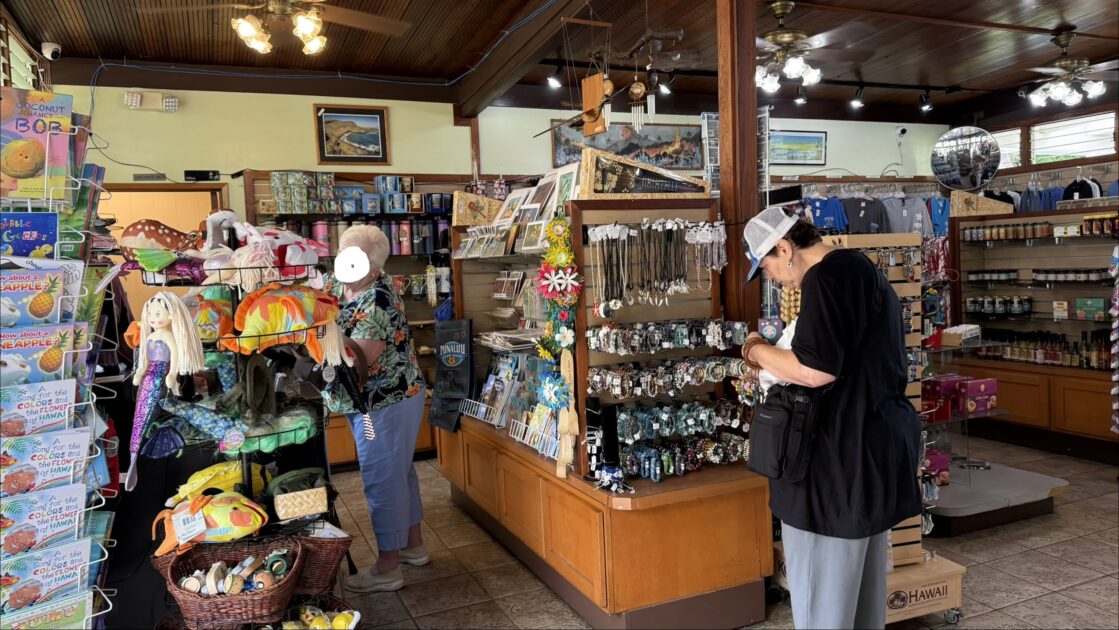 Punalu'u Bake Shopの雑貨・お土産コーナー