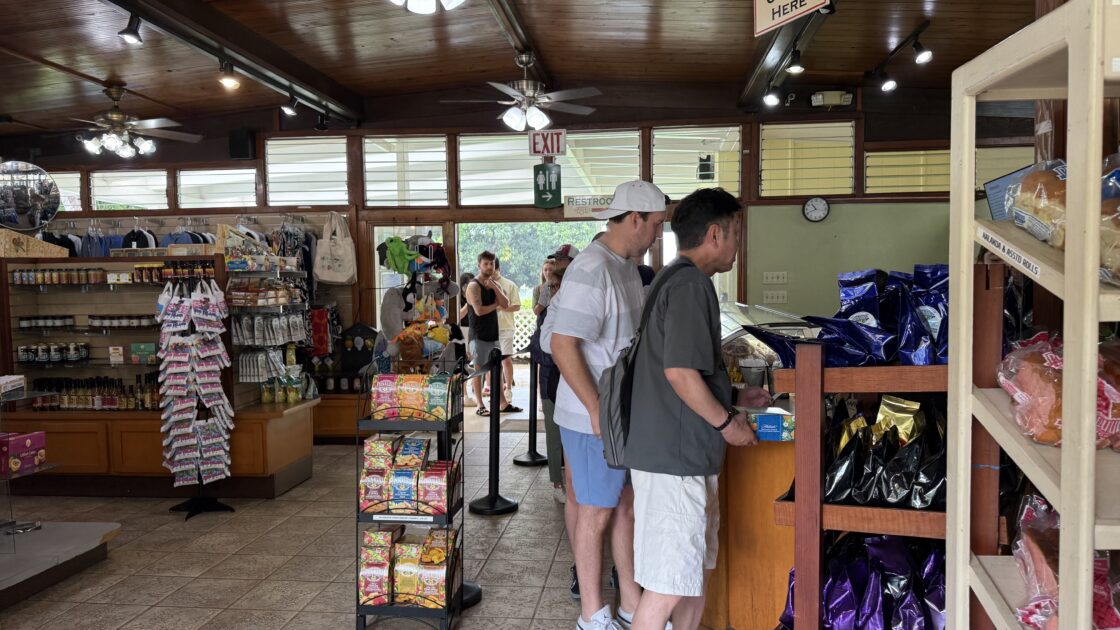 Punalu'u Bake Shopのレジに並ぶ観光客の行列