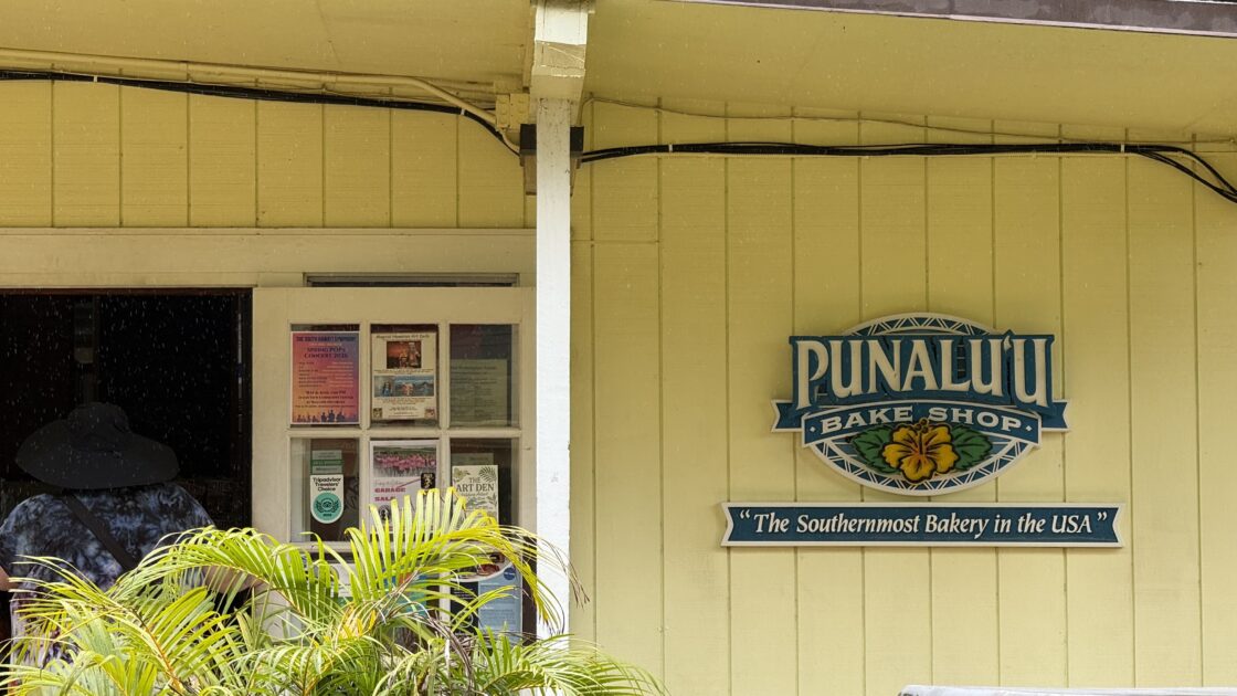 Punalu'u Bake Shopの看板「The Southernmost Bakery in the USA」