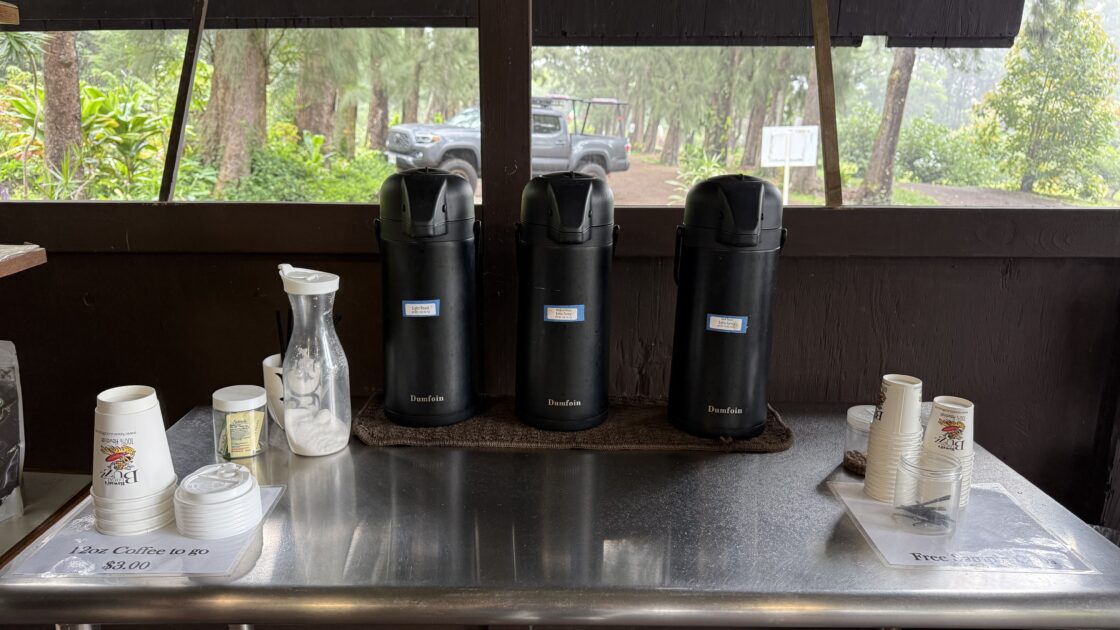 3種類のコーヒーが並ぶ試飲コーナー