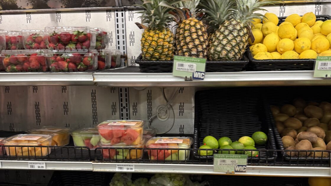 Takata'sの青果コーナーに並ぶ野菜とフルーツ