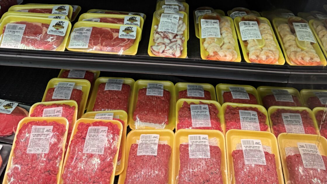 ハワイ島産ブランド牛や海鮮が並ぶ精肉コーナー
