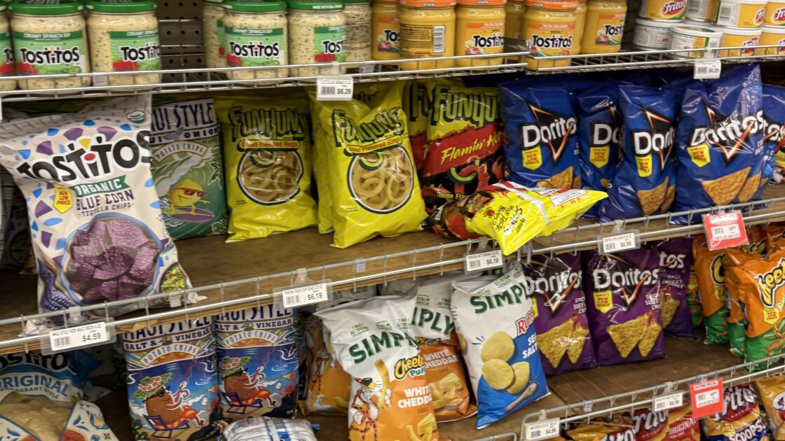 Takata'sに並ぶDoritosやFunyunsなどのスナック菓子