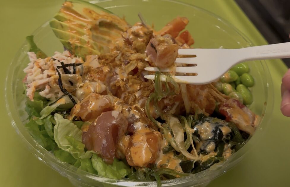 ポキ丼の具材アップ、サーモンとアボカドに絡んだ甘辛いタレ